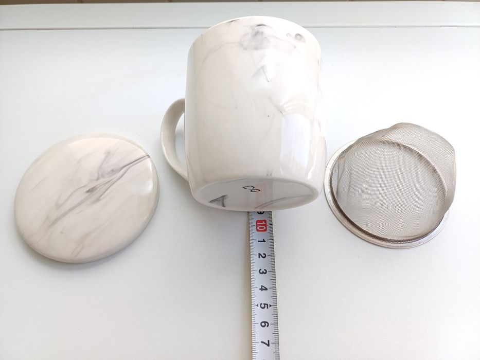 Caneca de cerâmica branca com tampa e coador integrados