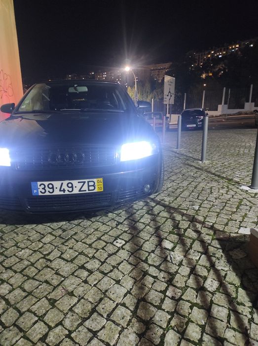 Faróis para Audi A4 B6 em bom estado recentemente recuperados.