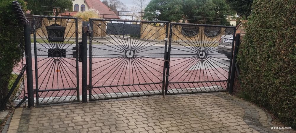 Brama z furtką i slupkami