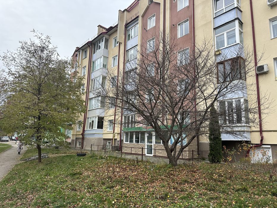 Продається простора квартира площею 173.8 м.кв., вул. Федьковича 7А