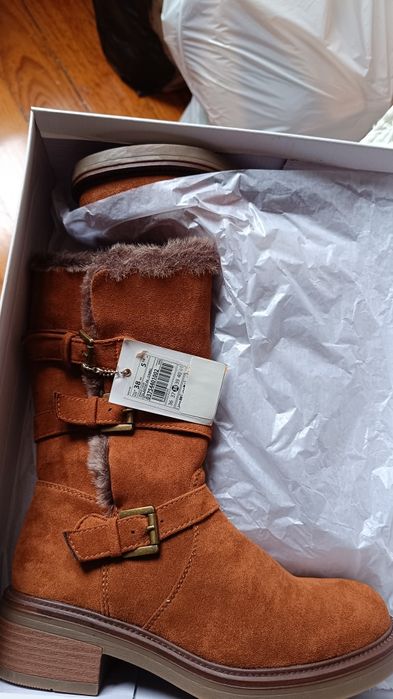Vendo botas forradas a pelo, novas, com etiqueta - 38
