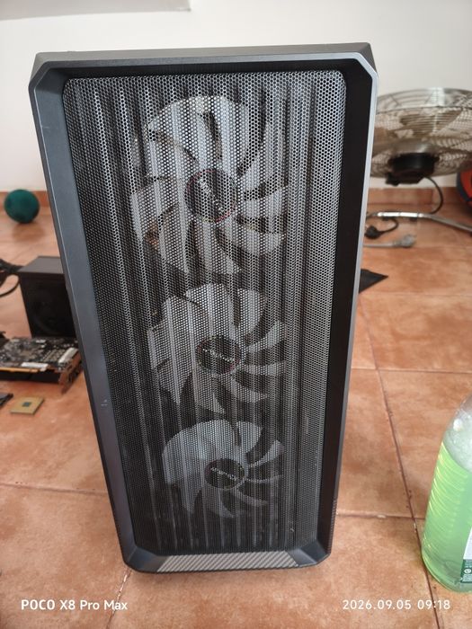 Caixa Montech Design com placa mae.