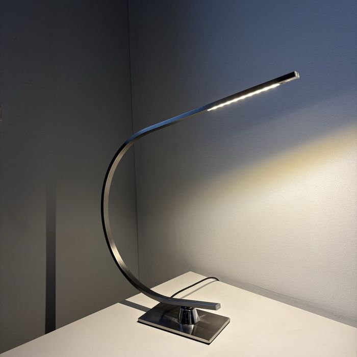 nowoczesna lampka na biurko