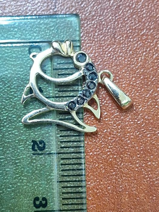 Złoty wisiorek rybka kamienie  pr.585