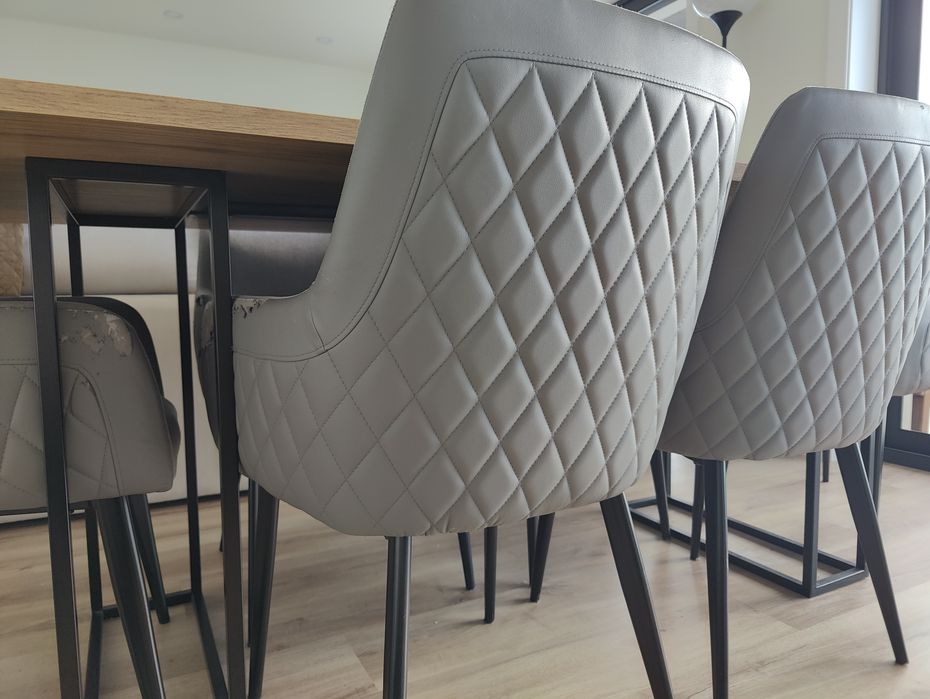 1 Mesa e 6 cadeiras cinzentas (pode ser vendido em separado)