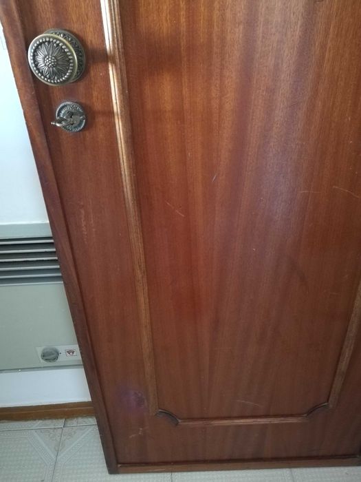 Porta interior com puxadores, fechadura e dobradiças