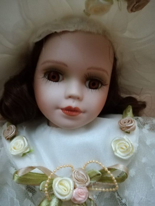 Vende-se Boneca de Porcelana