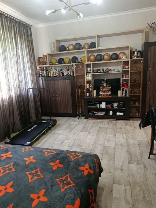 Продам 1/2 будинку район Черемушки України