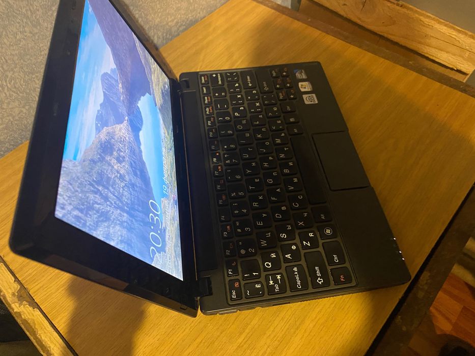 нетбук lenovo S10-3 як новий.