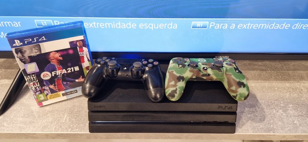 Playstation 4 pro c/2 comandos