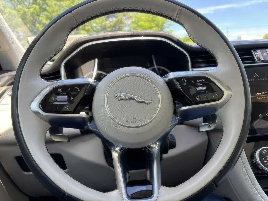 Jaguar F-Pace      2022