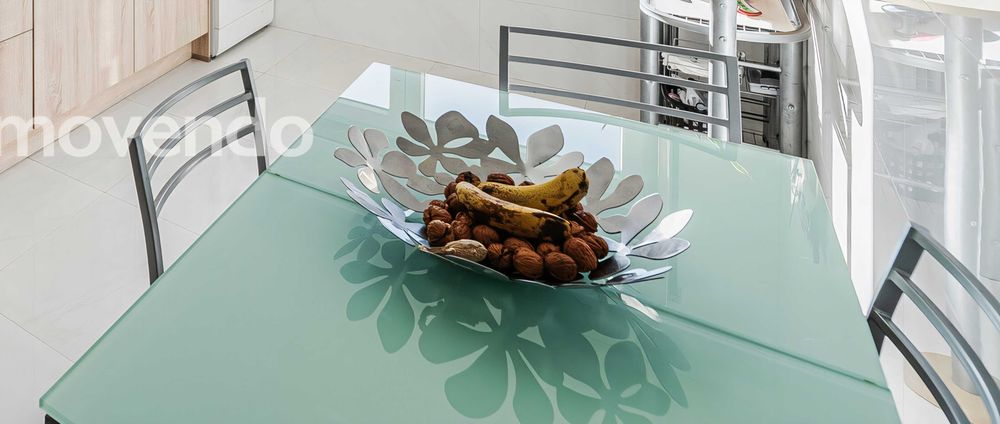 Mesa de cozinha com tampo em vidro + 4 cadeiras