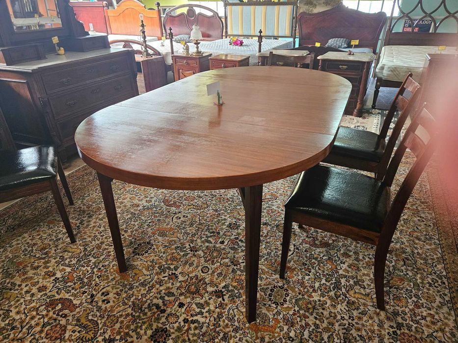 Mesa vintage - Extensivel - Muito bom estado geral - Só a mesa as cadeiras são à parte