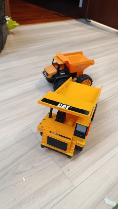 Ciężarówki wywrotki cat i JCB