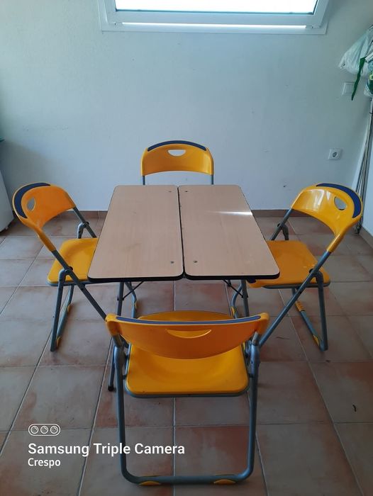Mesa e cadeiras de campismo