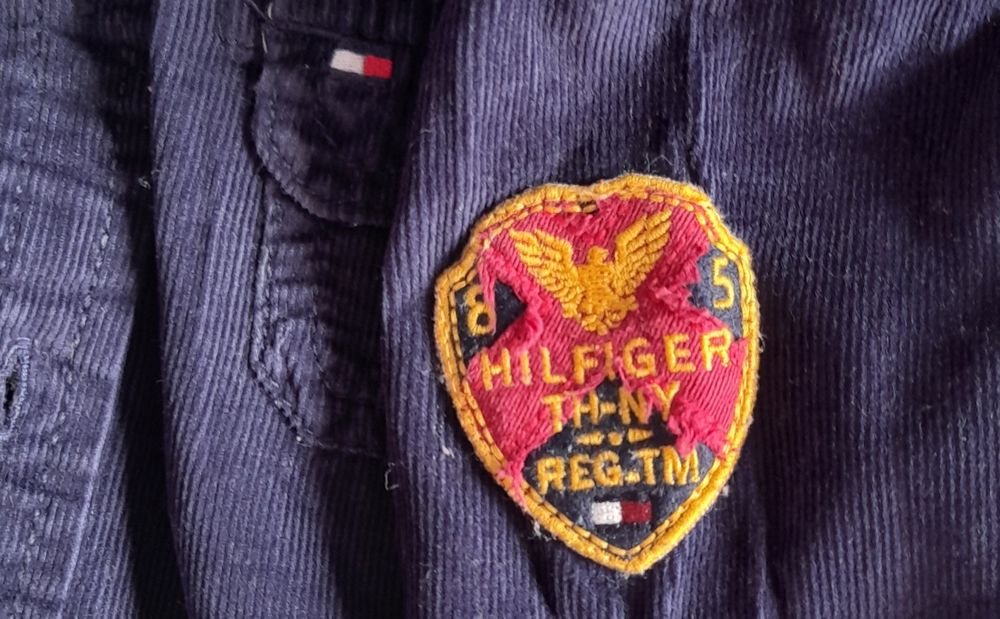 Camisa Tommy Hilfiger, bombazine azul marinho. Tamanho 2 anos