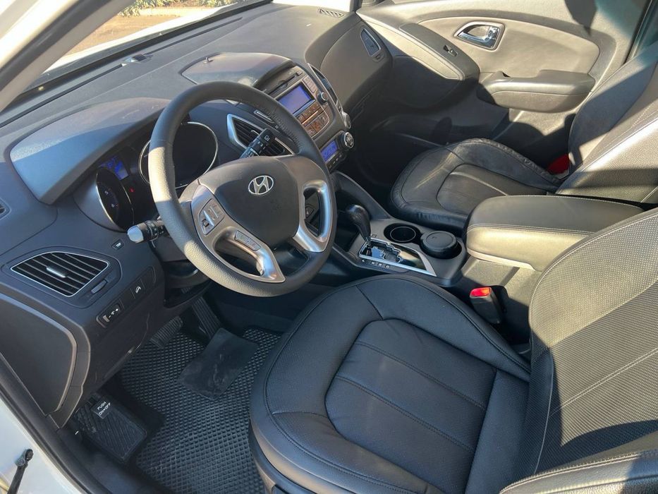 В продажу Hyundai Tucson/IX35 2 літра дизель передній привід із Кореї