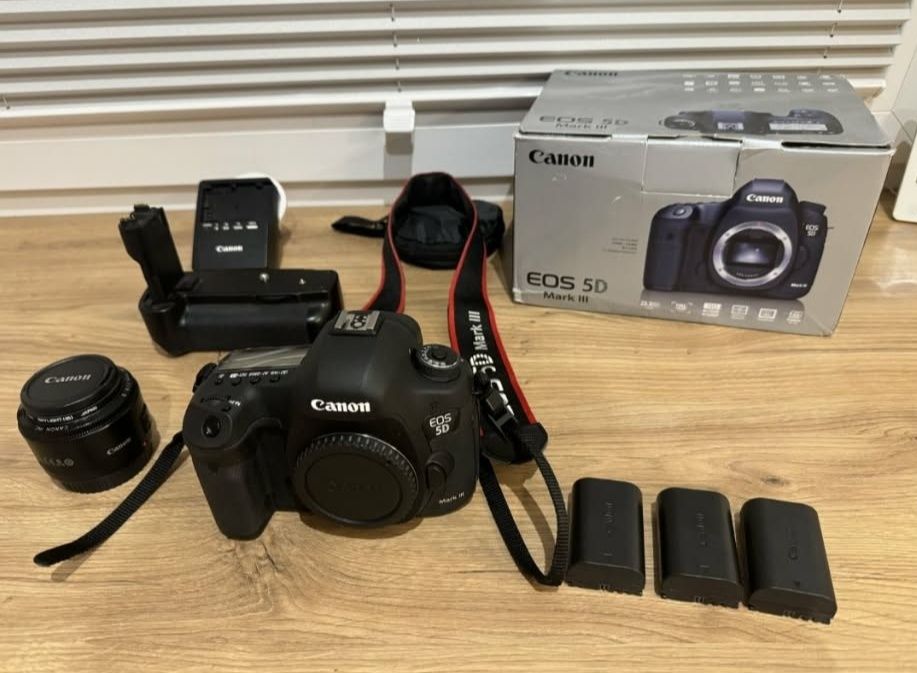 Canon EOS 5D Mark III 5126 klatek + obiektyw + dodatki stan idealny.