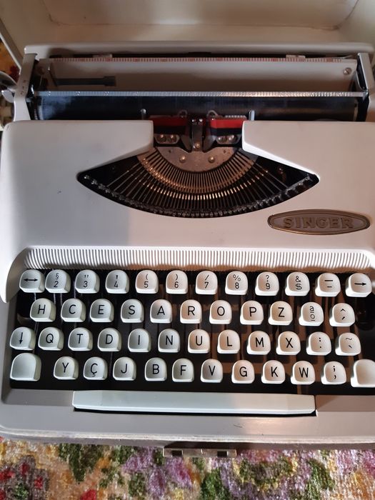 Máquina de escrever Singer para colecionadores com 50 anos