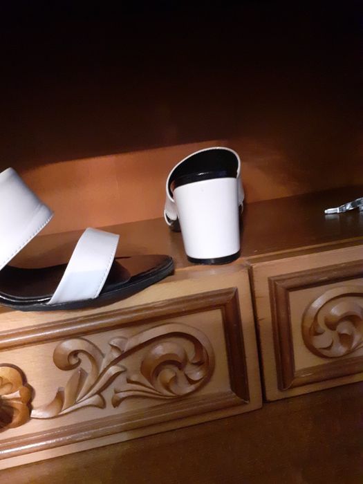 Продаю босоніжки