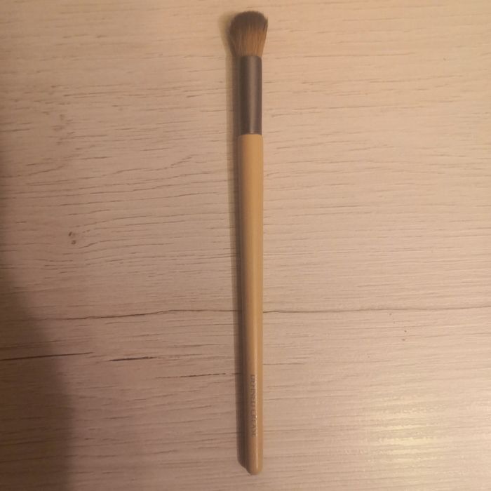 Ecotools Defined Crease pedzel kulka do rozcierania cieni, do załamania powieki, miękki i puszysty