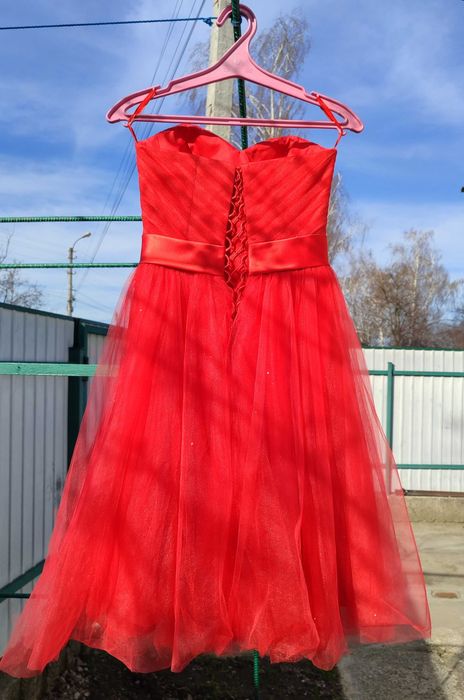Святкова сукня червоного кольору