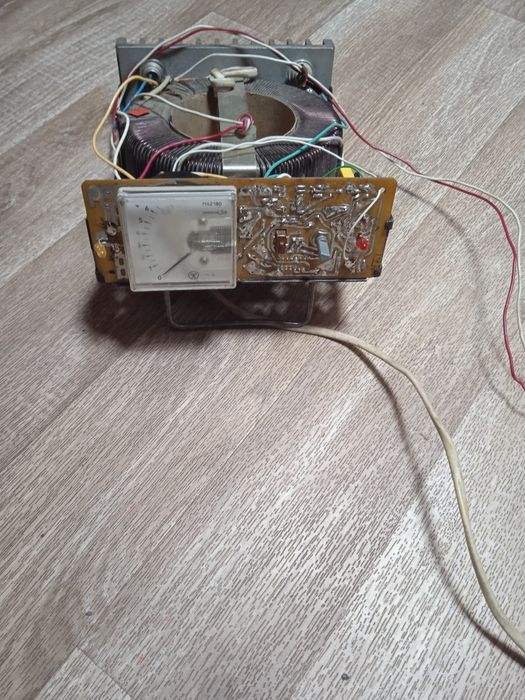 Prostownik rosyjski Elektronika 6V/12V 6,3 A automatyczny