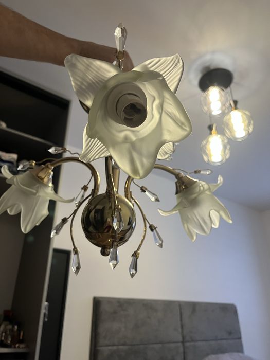 Продам люстру