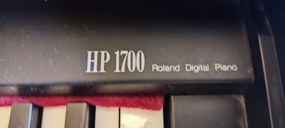 Piano Digital Roland HP 1700 para peças ou reparação