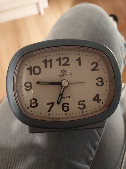 Zegar budzik Prl stojący plastikowy na baterie