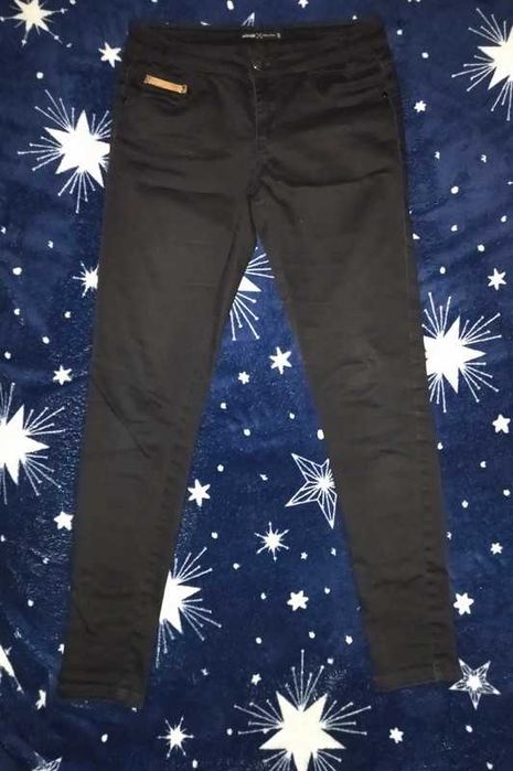 Czarne spodnie rurki - House