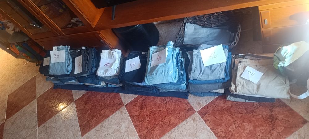 Calças de vários tamanhos, a maior parte de ganga