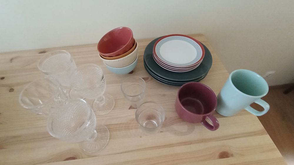 Conjunto loiça (pratos, tigelas, copos, cancecas)