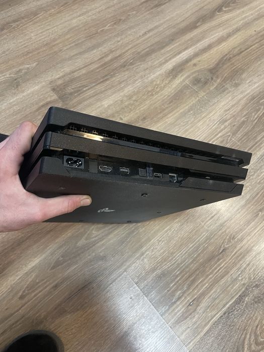 Ps 4 pro  1 TB у відмінному стані з коробкою