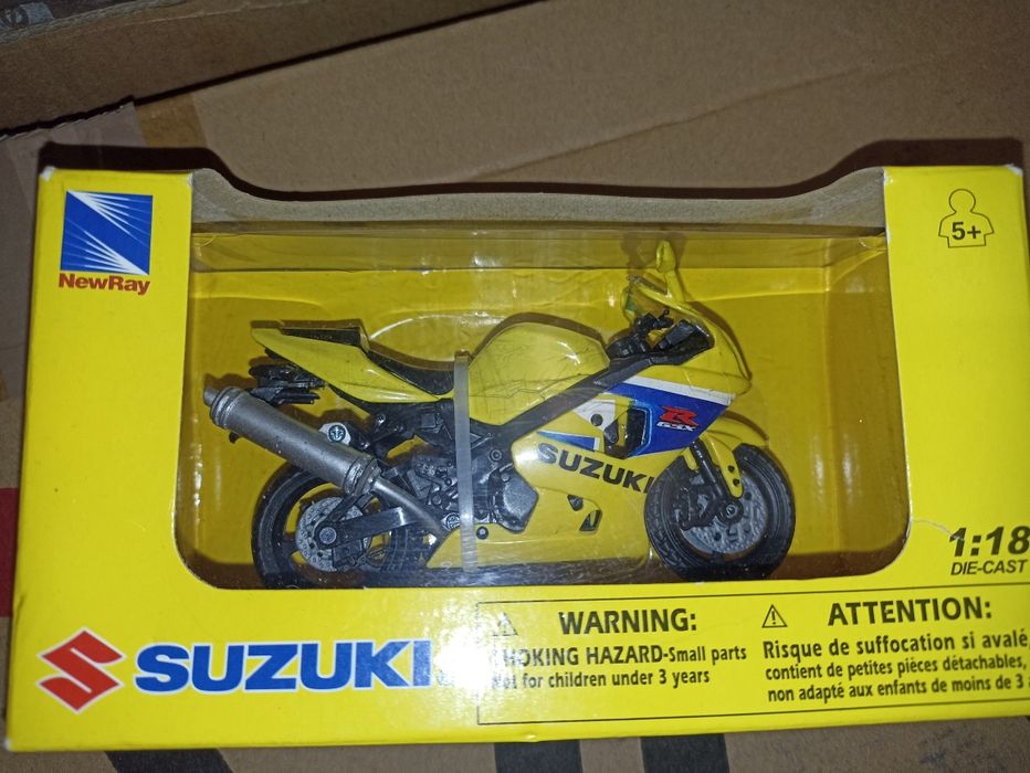 Trzy Modele motocykli marki Suzuki 1:18