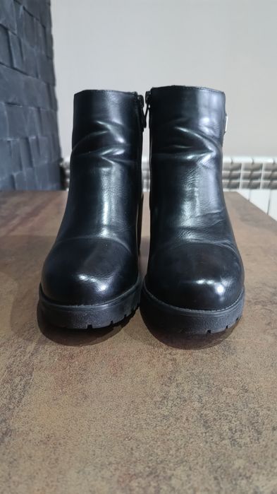 Stylowe Czarne botki Marki Daszyński  w świetnym stanie musy have