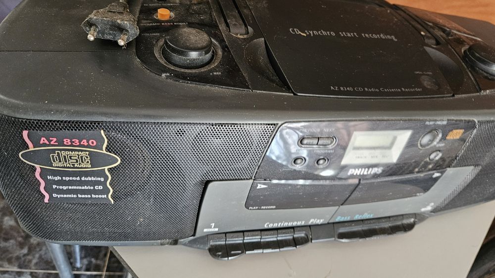 Rádio  antigo com CD e cassetes