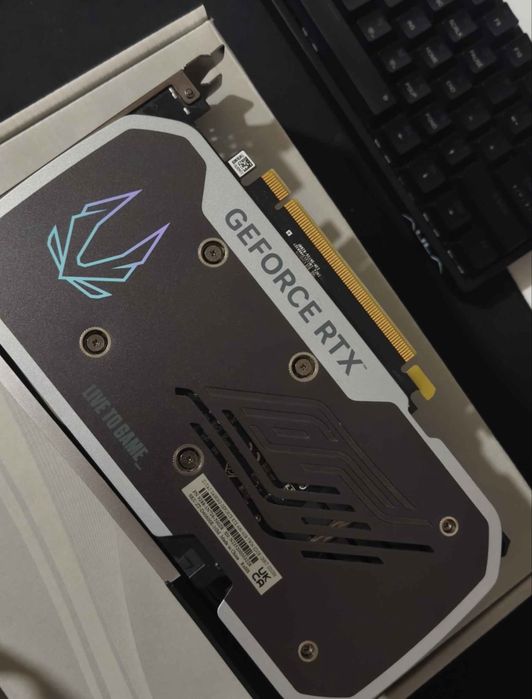 Zotac RTX 4060 Twin Edge 8GB — como nova, com caixa