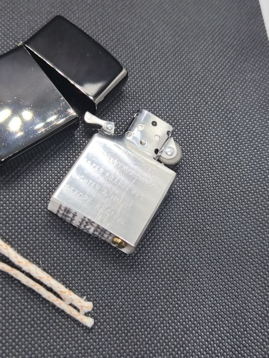 Isqueiro Estilo Zippo absolutamente Novo com bolsa.