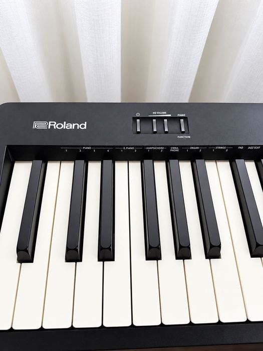 Piano Digital Roland FP-10 + Móvel + Banco + Auscultadores+ Pedal