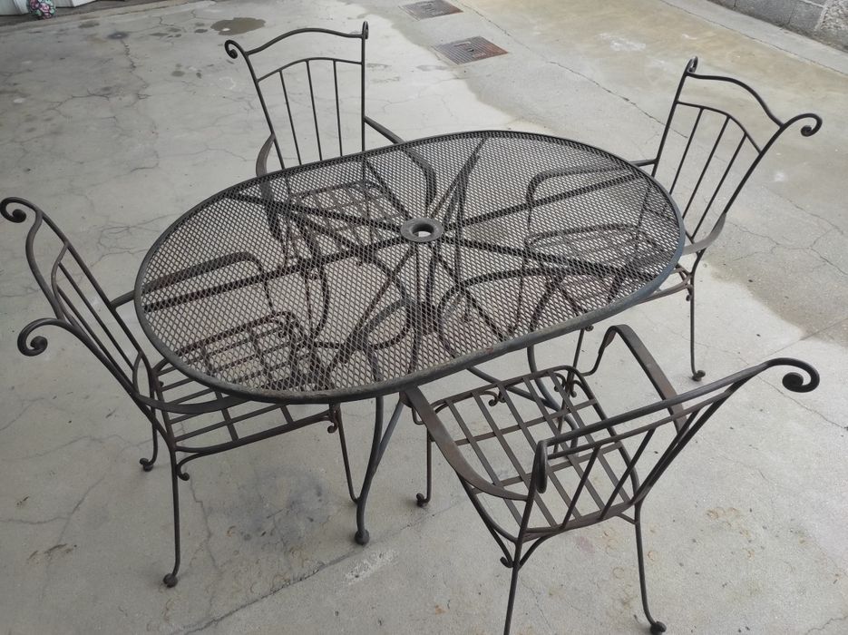 Mesa em ferro para jardim