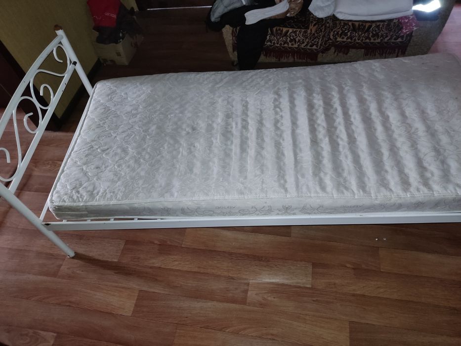 Кровать, диваны.