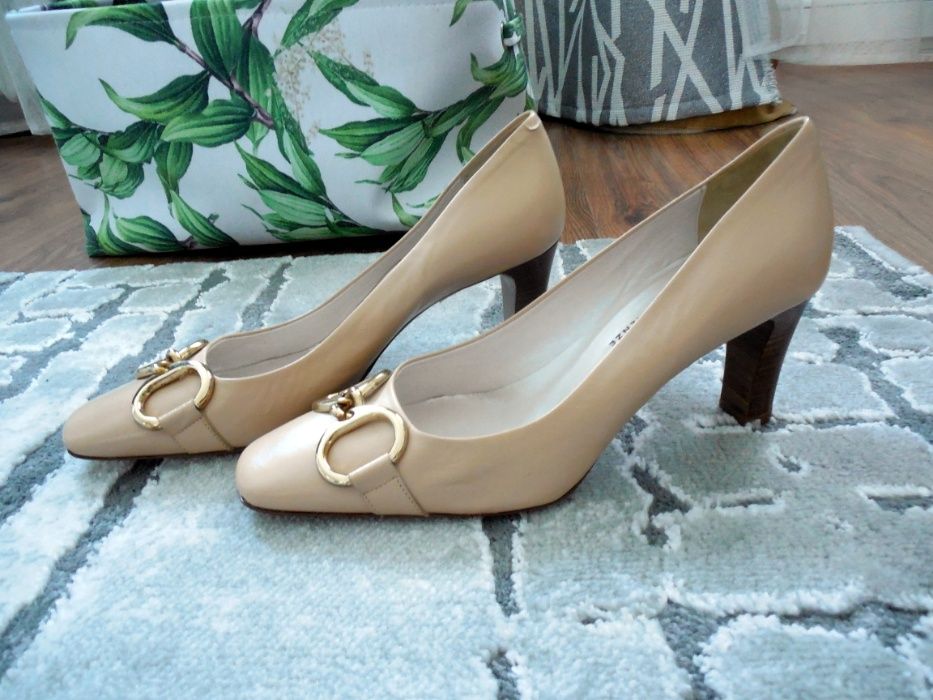 Eleganckie buty na obcasie włoskie beżowe rozmiar 38 Caparrini Firenze
