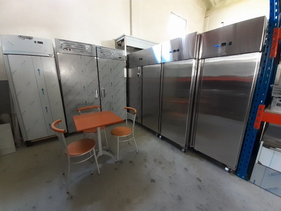 Bancadas inox fechadas c/ prateleira, estrado e portas de correr