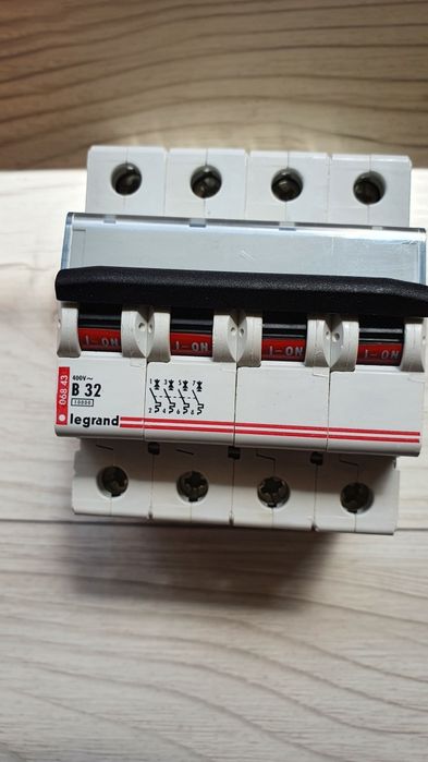 Wyłącznik nadprądowy Legrand S314 B32 4P 400V