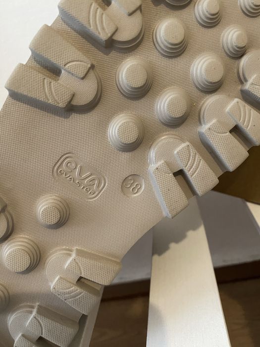 Продам зимові чоботи