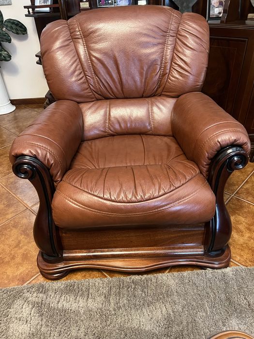 Sofá-Cama 3 Lugares + 2 Cadeirões em Cabedal e Madeira Maciça + Mesa