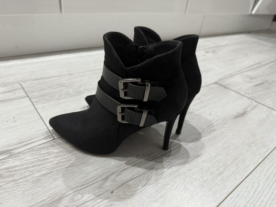 Czarne botki na obcasie klamry Vices 37