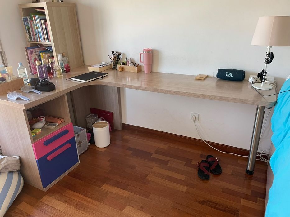 Quarto, secretária e cómoda
