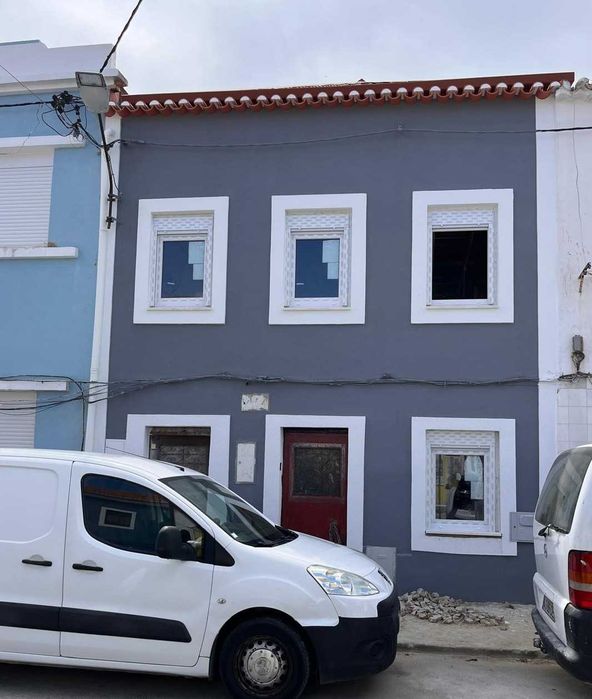 Excelente investimento - Dois T2  com quintal - Predio R/C e 1º Andar - Em Alhos Vedros - Totalmente Restaurados